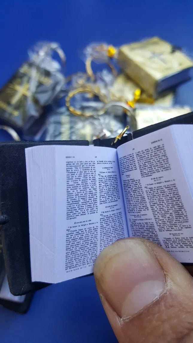 Mini Biblia, Llavero, Recuerdo Bautizo, Comunión, Confirmacion Negro y dorado